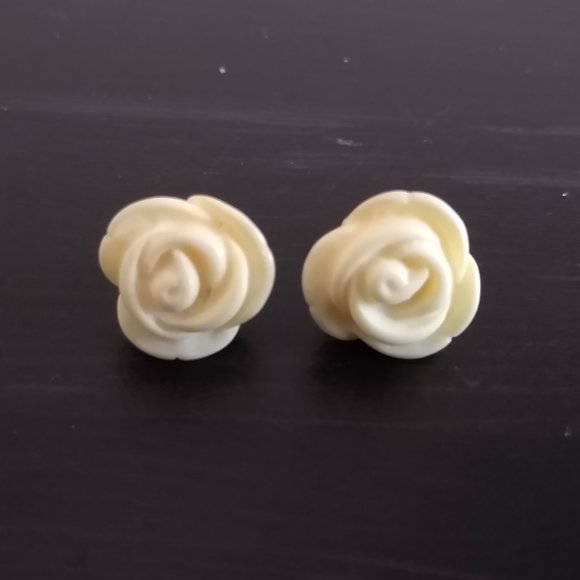 Cream white rose flower post earrings - Picture 2 of 3